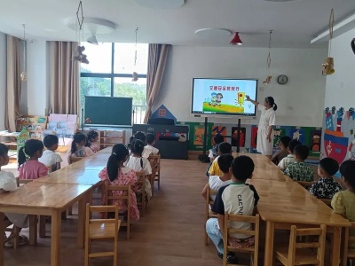 湖村乡中心幼儿园开展“交通安全，从我做起”主题安全教育活动