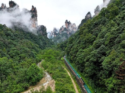 新華全媒+丨疏堵保暢、排憂解難、優(yōu)化服務——多地積極探索提升假日旅游體驗