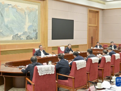 李强主持召开经济形势专家和企业家座谈会