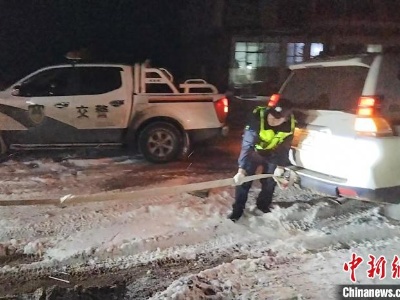 唐古拉山持续降雪 西藏安多警方全力保通