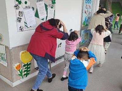 楓嶺頭鎮中心幼兒園開展無腳本防震演練活動