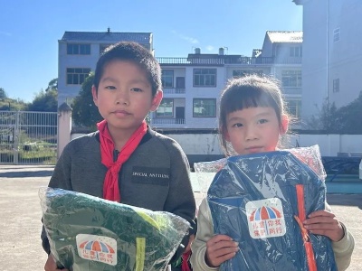 善德公益联合上饶市妇联在黄市红门小学举办涟漪计划儿童保护教育包发放仪式