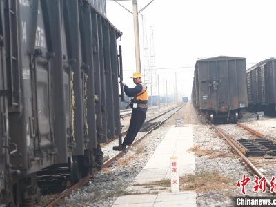 安徽阜阳：铁路调车场上的“争分夺秒”