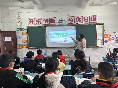 上泸镇中心小学：防寒安全教育暖童心