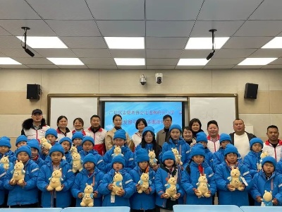区志愿者协会“壹基金温暖包”捐赠活动在枫岭头镇中心小学举行