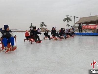 新疆阿克苏市春节冰雪旅游热 游客享受“冰上年味”