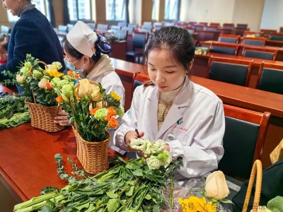 广信区第二人民医院举办“三八”妇女节艺术插花活动