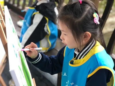 五府山鎮(zhèn)中心幼兒園開展戶外寫生活動