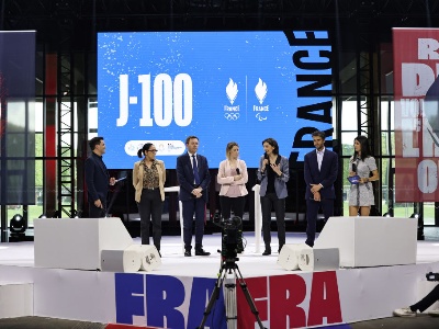 巴黎奥运倒计时100天：法国代表团开幕式礼服亮相   