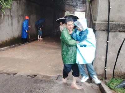 狂风暴雨说来就来，路面多处积水……广信城管赤脚抱起学生过涉水路面