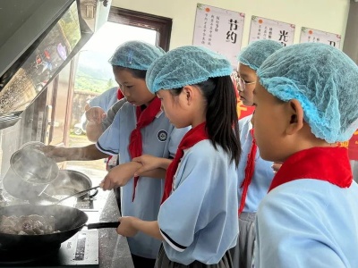 石人小学举行“小小厨王争霸赛”学生厨艺大比拼活动
