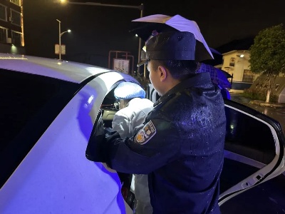 雨夜的一聲巨響，民警緊急出動！