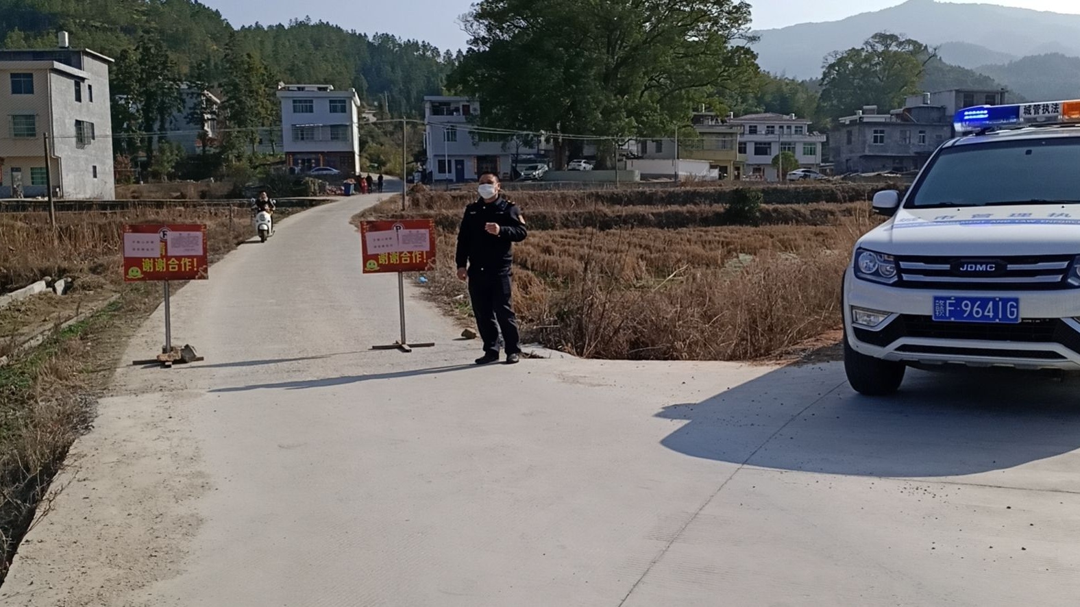 塘坊镇劝返前往牙梳山游客