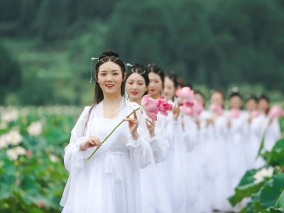 火爆了！今年莲花节美出新高度！现场在中国莲花景区...