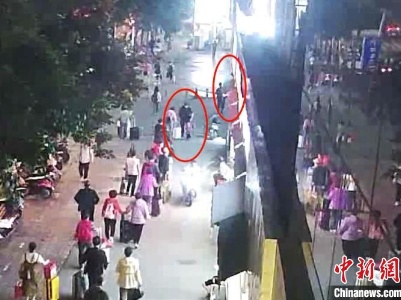 2岁男童火车站赤脚走失 广西铁路特警“叔叔抱”暖心找回 