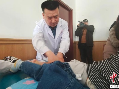 中新健康丨非遗传承人金虎：治愈患儿足尖步 垫起孩子新人生 