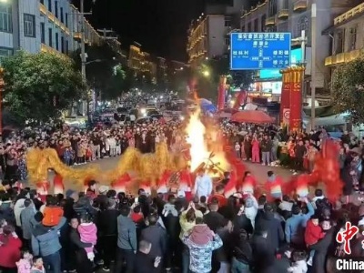 （新春走基层）“烧火塔”祈福 品乡愁佑平安 
