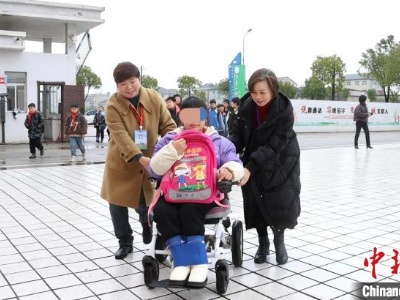 特殊的爱给特别的你 江西双腿残疾女孩的“上学梦”
