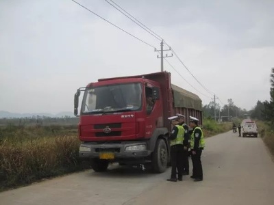 【为人民谋幸福】吉水交警组织开展渣土车交通违法行为专项整治行动