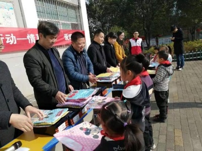 红十字会为枫江小学贫困学生捐赠衣物