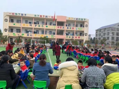 文峰镇中心幼儿园举行“迎新春庆团圆”亲子联欢活动