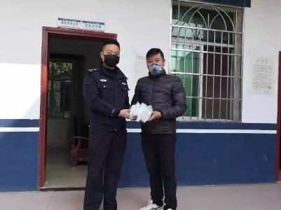 吉水县一市民为一线民警送来600个口罩     
