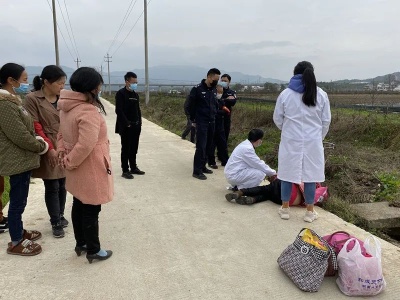 疫情期间有人晕倒路边，吉水民警全力救助