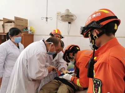 吉水：尴尬！男孩“命根”被卡，医生束手无策求助消防