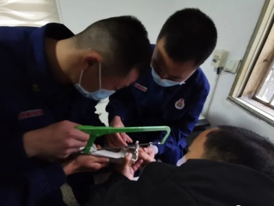 惊险！2岁萌娃手指被卡 这个罪魁祸首家里都有