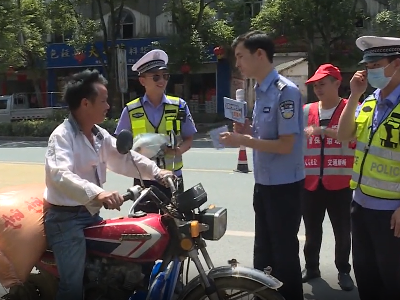 吉水县交警大队开展“一盔一带”交通安全直播宣传活动