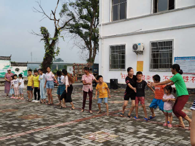 亲子运动会开到了村里的“阳光家园”， 小朋友们高兴得手舞足蹈！