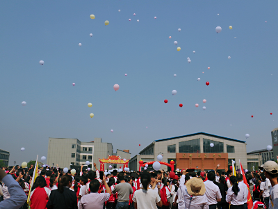 吉水二中举行“千人成人礼”仪式 
