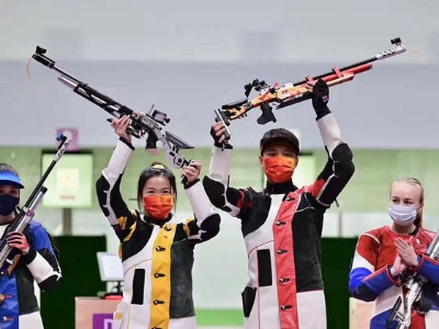 东京奥运会：杨倩/杨皓然夺得射击混合团体10米气步枪金牌