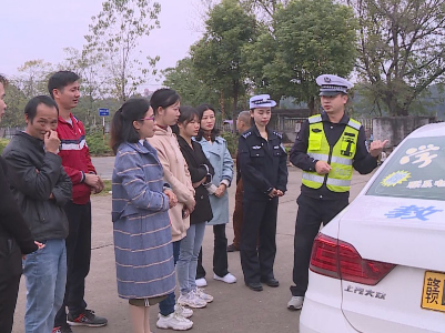 县交警大队组织开展交通安全宣传活动
