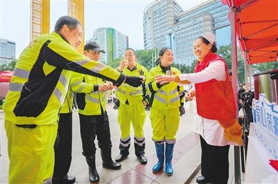 各地设法帮扶困难群众，网友点赞解决民生难题举措——  “困难群众‘有人疼’，更多呼声变掌声”