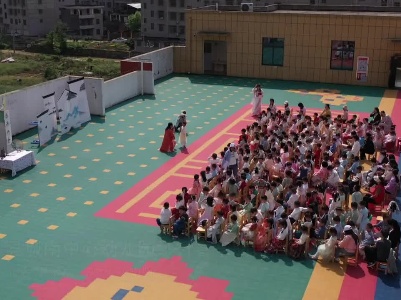 县城南中心幼儿园举行春来阅诗活动