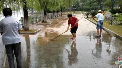 水位渐退 武宁县城管局打响垃圾清理战