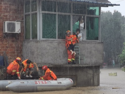 江西武宁：普降暴雨 多部门紧急救援