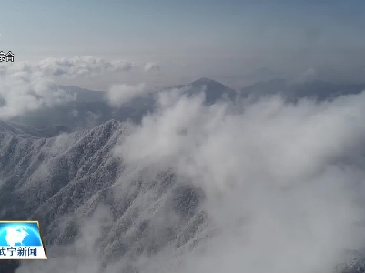 玉树琼花映晴空 冰雪美景醉游人