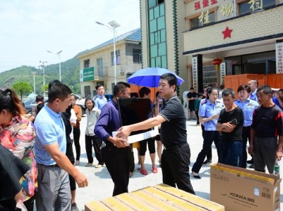 县市监局携手爱心企业开展精准扶贫捐赠活动