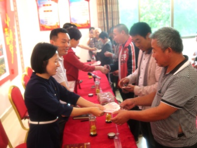【脱贫攻坚】快来看，修水这个地方100名贫困户每人领到2000元分红
