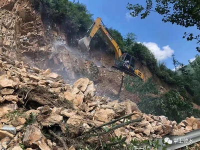 茅界线金家坪路段发生山体滑坡 港口镇紧急抢险