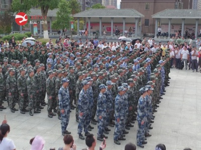 修水县210名新兵光荣入伍