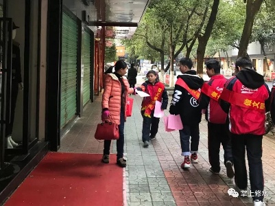 团县委组织开展“小手牵大手 共建文明修城”志愿服务活动