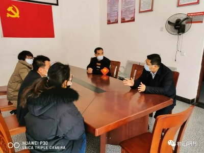 县委常委、组织部长秦小雄到杭口镇调度疫情防控、复工复产、卫生环境和脱贫攻坚工作