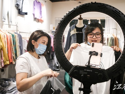疫情期间卖货难？服装店从“卖全县”到“卖全国”