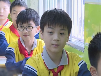 修水：三名好少年雨中搀扶老人过马路获赞