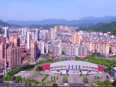 龙头昂起谱新篇  砥砺前行再杨帆