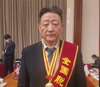 徐万年：村民写日记 页页记着他