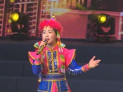 《站在草原望北京》